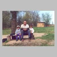 071-1061 Herr Mueller mit seinem Enkel. Rechts die Tochter der Familie Bechin. Im Hintergrund das Toilettenhaus der Bewohner von Patershof.jpg